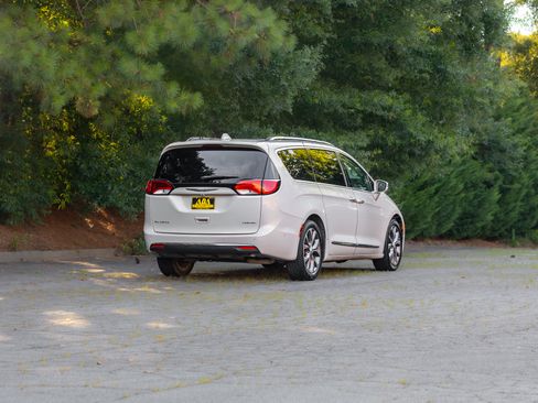 Used 2017 Chrysler Pacifica Limited FWD image 41