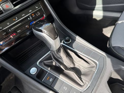 Used 2025 Volkswagen Jetta SE FWD image 24