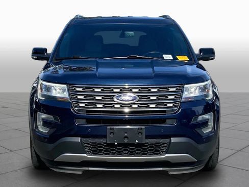 Used 2017 Ford Explorer XLT w/ Equipment Group 202A FWD image 4