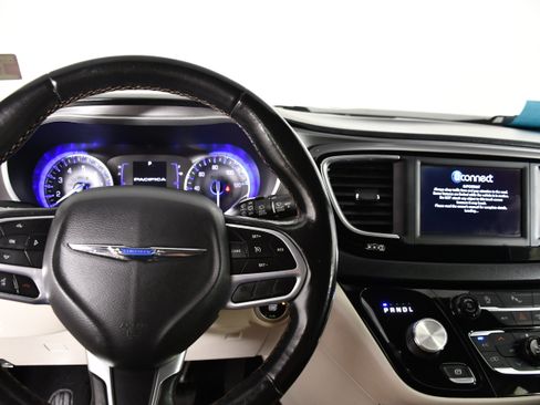 Used 2020 Chrysler Pacifica Touring-L FWD image 16