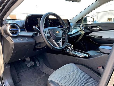 Used 2025 Chevrolet Trax LT w/ LT Convenience Package image 8