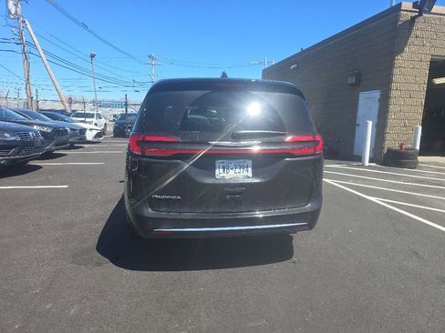 Used 2025 Chrysler Pacifica Select FWD image 5