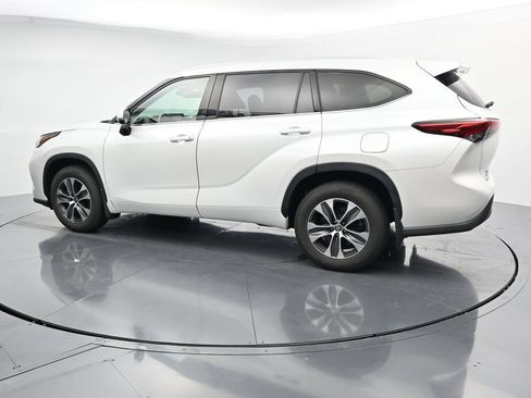 Used 2022 Toyota Highlander XLE AWD/4WD image 5