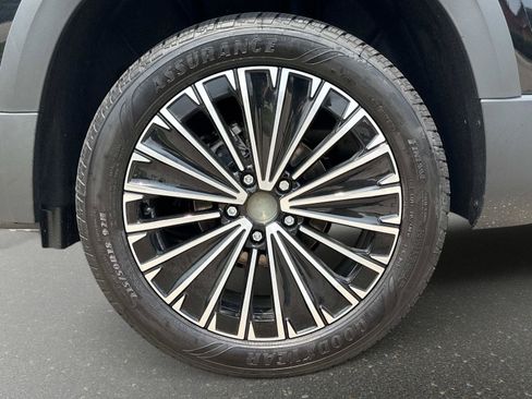 New 2025 Volkswagen Taos SE image 4