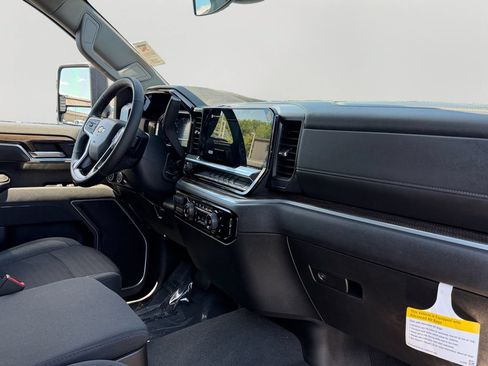 Used 2025 Chevrolet Silverado 2500 LT AWD/4WD image 7