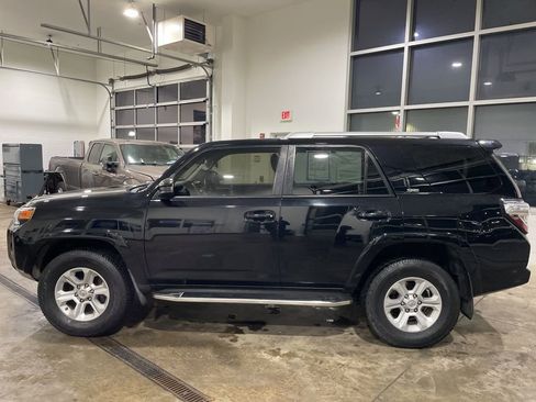 Used 2018 Toyota 4Runner SR5 AWD/4WD image 8