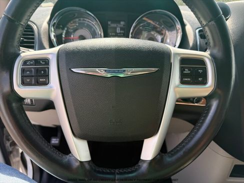 Used 2014 Chrysler Town & Country Touring FWD image 27