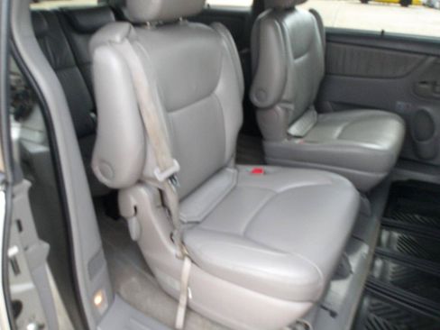 Used 2010 Toyota Sienna FWD image 7