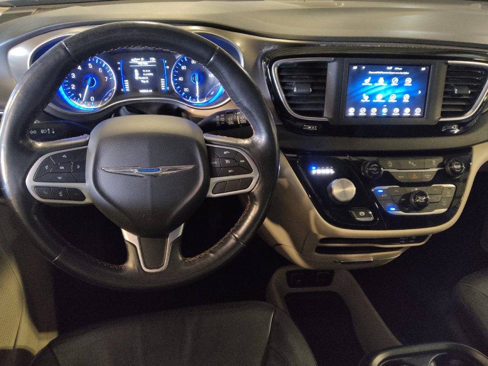 Used 2020 Chrysler Pacifica Touring-L FWD image 22