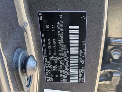 Used 2024 Toyota Highlander LE image 38