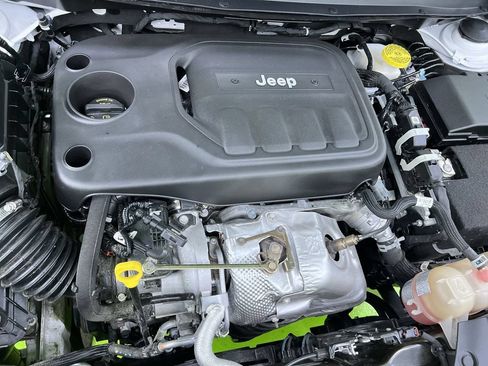 Used 2020 Jeep Cherokee Trailhawk w/ Comfort/Convenience Group AWD/4WD image 17