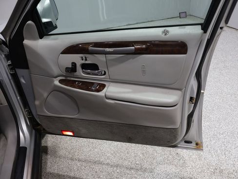 Used 2000 Lincoln Town Car Cartier image 23