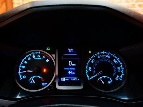 Used 2019 Toyota Tacoma SR5 AWD/4WD image 16