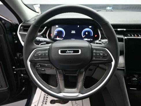 Used 2023 Jeep Grand Cherokee Limited w/ Black Appearance Package AWD/4WD image 15