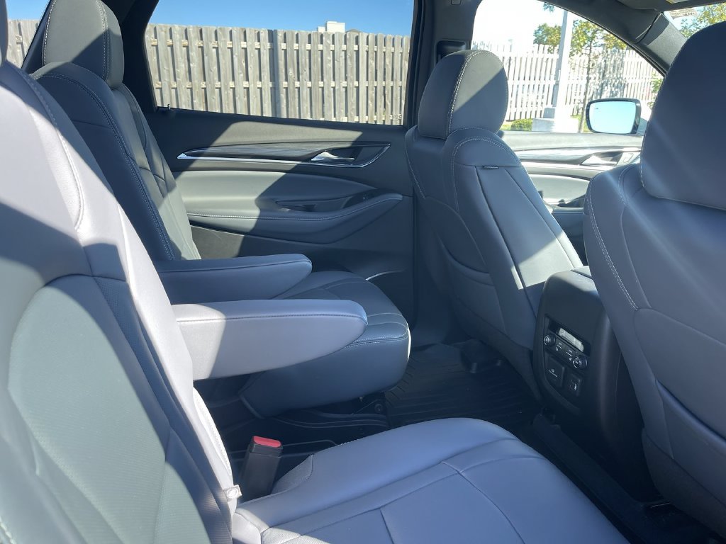 Used 2022 Buick Enclave Premium AWD/4WD image 31