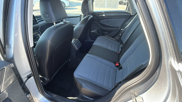 Used 2025 Volkswagen Jetta SE FWD image 15