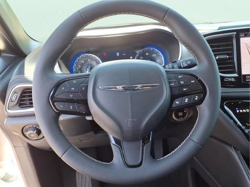 Used 2025 Chrysler Pacifica Limited FWD image 28