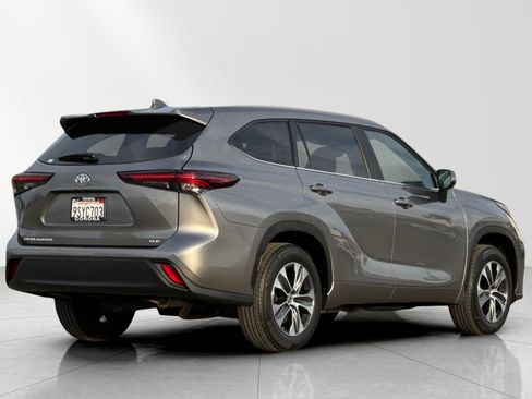 Used 2025 Toyota Highlander XLE image 4