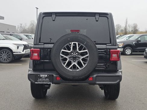 Used 2026 Jeep Wrangler Sahara image 24
