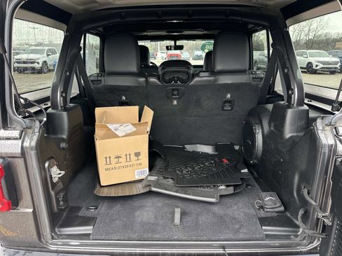 Used 2018 Jeep Wrangler Unlimited Sahara image 9