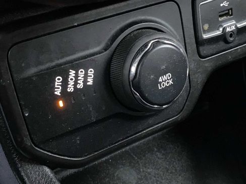 Certified 2019 Jeep Renegade Latitude image 27