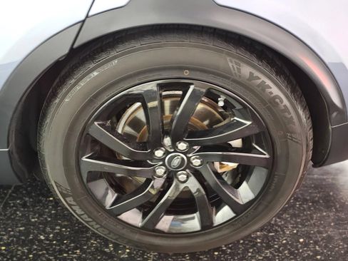 Used 2018 Land Rover Discovery HSE AWD/4WD image 15