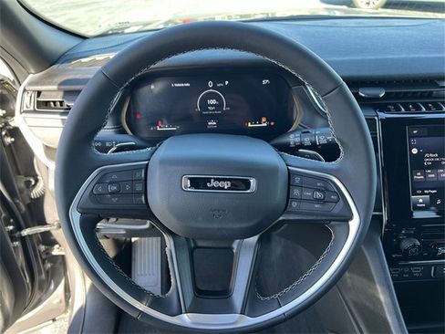 Used 2025 Jeep Grand Cherokee Laredo image 11