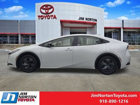Used 2025 Toyota Prius LE FWD image 4