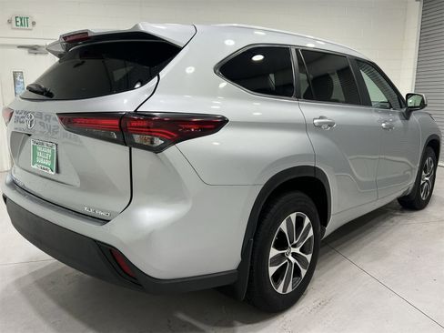 Used 2024 Toyota Highlander XLE image 8