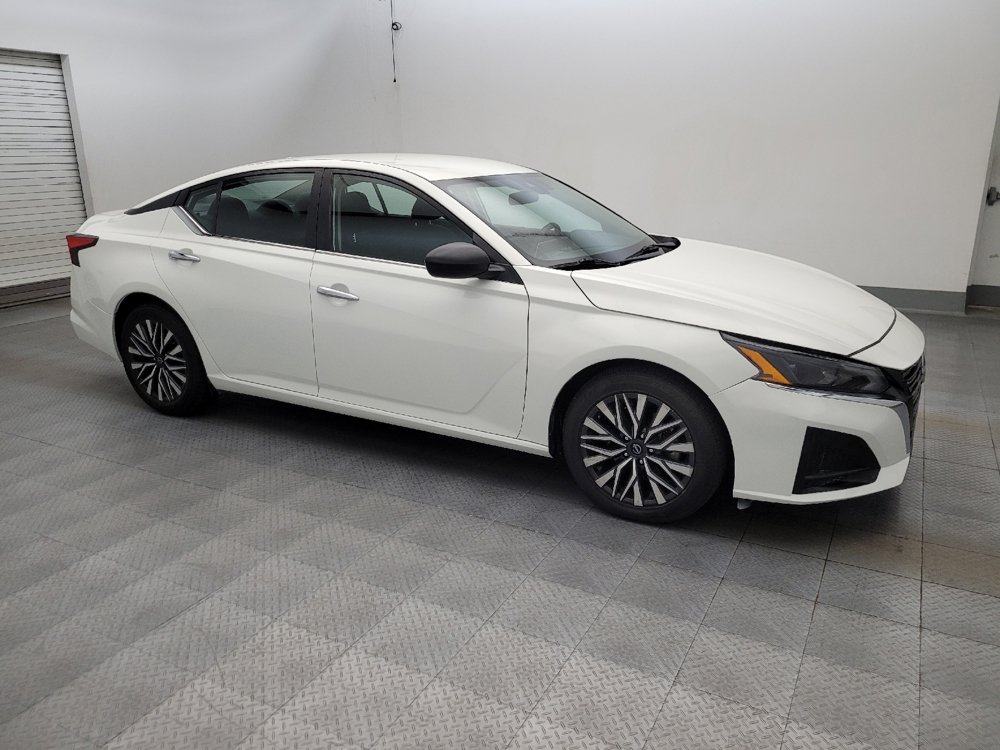 Used 2025 Nissan Altima 2.5 SV FWD image 11