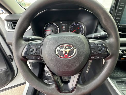 Used 2020 Toyota RAV4 LE image 17