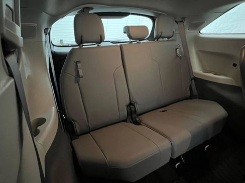 Used 2022 Toyota Sienna XLE w/ XLE Plus Package FWD image 14