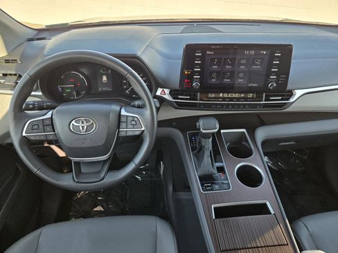 Used 2024 Toyota Sienna XLE image 8