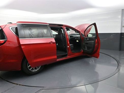 New 2026 Chrysler Pacifica Select image 31