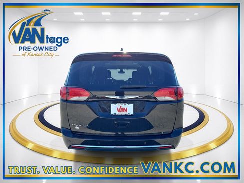 Used 2017 Chrysler Pacifica Touring-L image 7