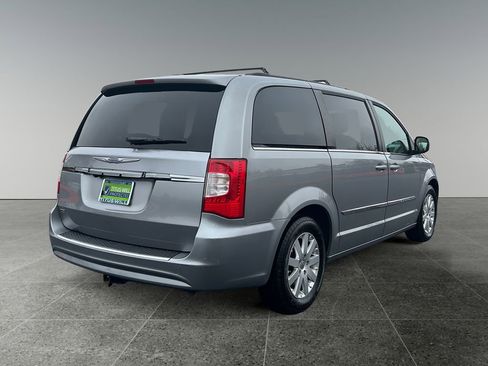 Used 2015 Chrysler Town & Country Touring image 7