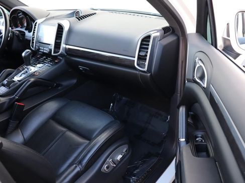 Used 2018 Porsche Cayenne S image 30
