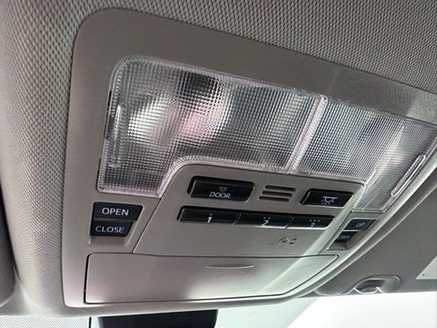 Used 2018 Toyota Highlander XLE AWD/4WD image 34
