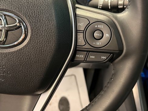 Used 2021 Toyota Venza LE image 11