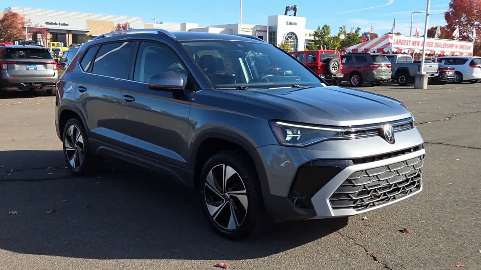 Used 2025 Volkswagen Taos SE AWD/4WD image 2