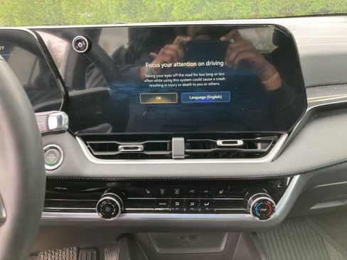 Used 2026 Chevrolet Equinox LT w/ Safety and Technology Package FWD image 8