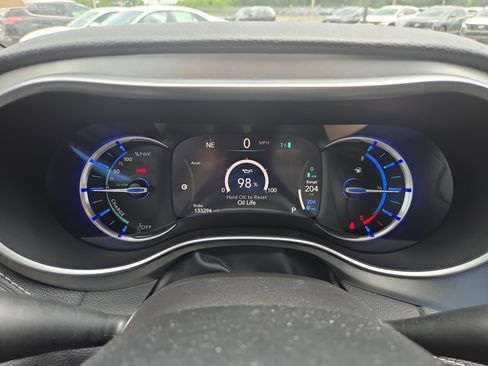 Used 2021 Chrysler Pacifica Limited w/ Uconnect Theater Family Group FWD image 14