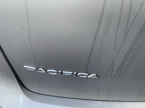 Used 2017 Chrysler Pacifica Touring-L image 7