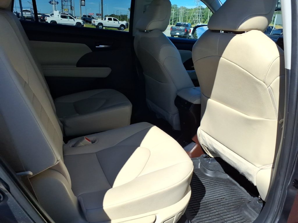 Used 2020 Toyota Highlander XLE FWD image 12