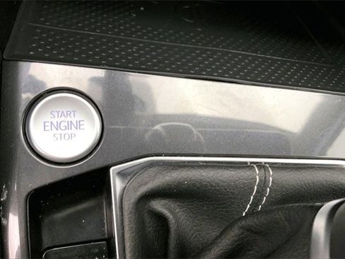 Used 2022 Volkswagen Tiguan SE w/ Panoramic Sunroof Package image 32