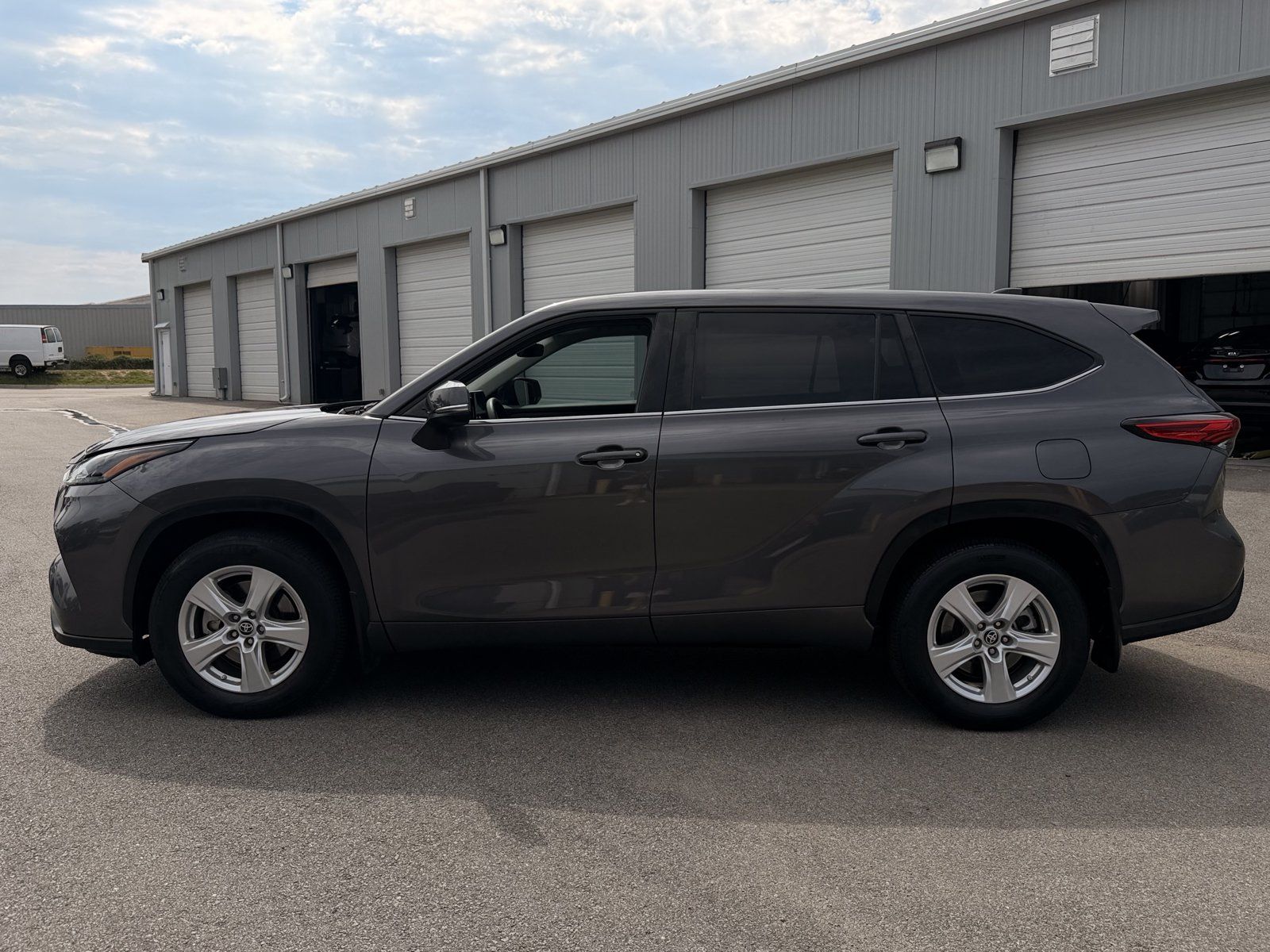 Used 2023 Toyota Highlander L AWD/4WD image 9