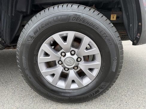 Used 2016 Toyota Tacoma SR5 w/ Exterior Package image 11