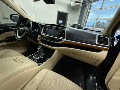 Used 2017 Toyota Highlander Limited image 30