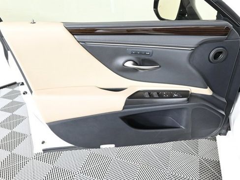 Used 2019 Lexus ES 300h image 19