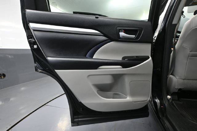 Used 2015 Toyota Highlander XLE AWD/4WD image 29